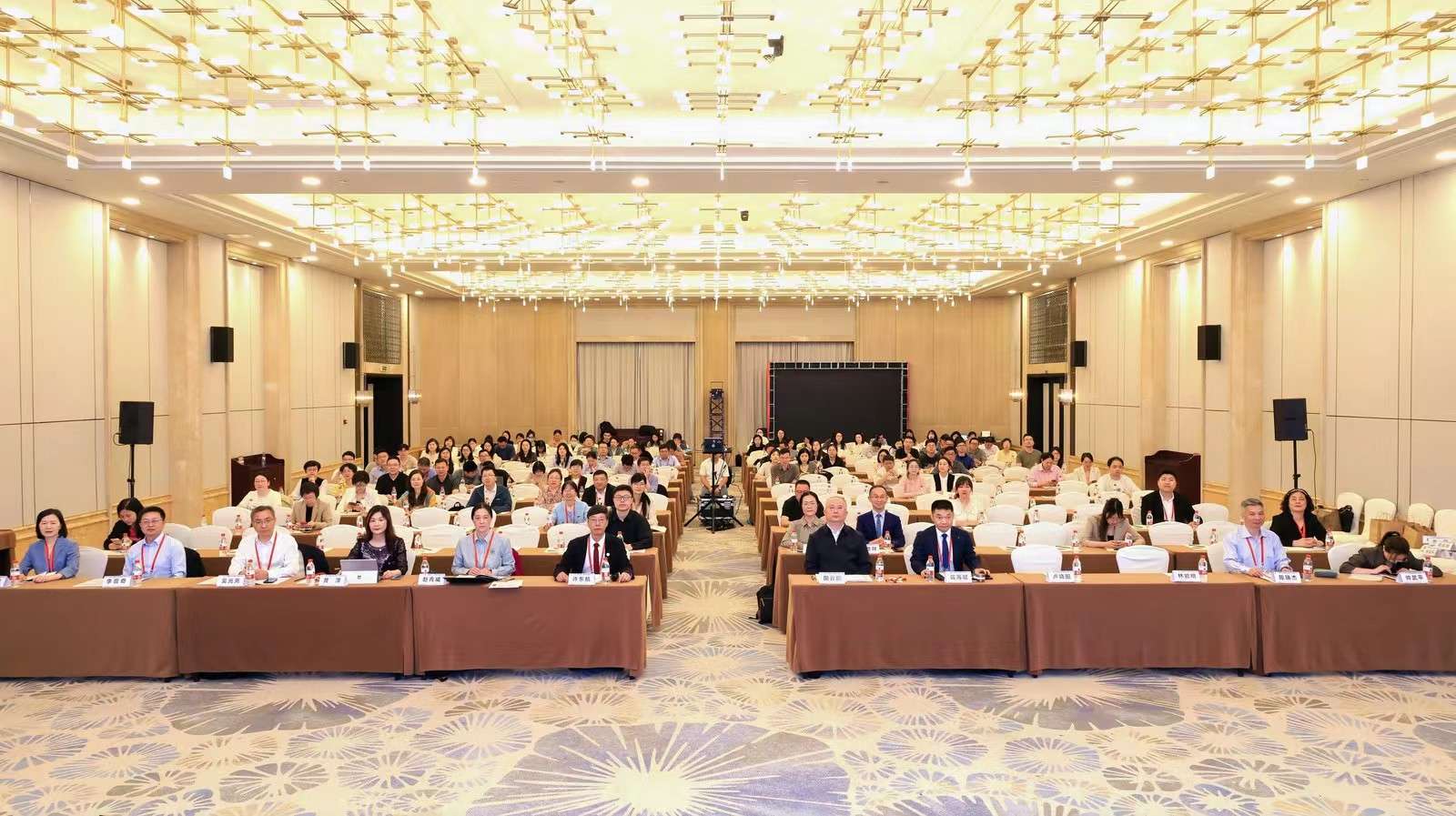 主会场A 正面大合影.jpg